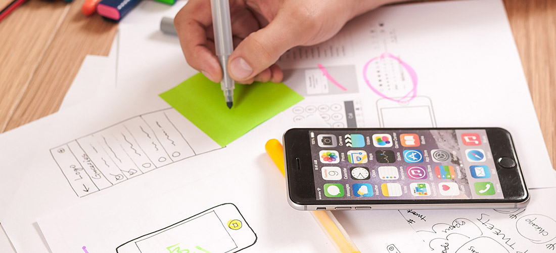 App-Konzept mit Smartphone und UI-Skizzen